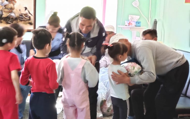 Олон улсын Хүүхдийн эрхийг хамгаалах өдрийг тохиолдуулан хүүхдүүдэд баярын бэлэг өглөө