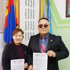 Нийгмийн хамгааллын тусгай төвийн дарга Ш.Мөнхцэцэг, Зөв найзууд нийгэмд үйлчлэх төрийн бус байгууллагын дарга Ш.Эрдэнэбилэг нар 2026 онд хамтран ажиллах гэрээнд гарын үсэг зурлаа.