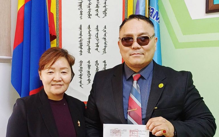 Нийгмийн хамгааллын тусгай төвийн дарга Ш.Мөнхцэцэг, Зөв найзууд нийгэмд үйлчлэх төрийн бус байгууллагын дарга Ш.Эрдэнэбилэг нар 2026 онд хамтран ажиллах гэрээнд гарын үсэг зурлаа.